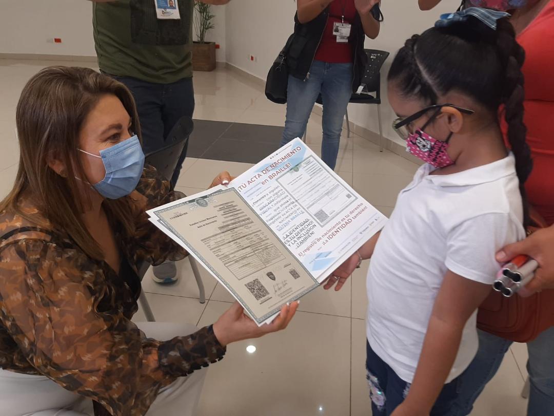 Por primera vez entregan actas de nacimiento en sistema Braille en Juárez