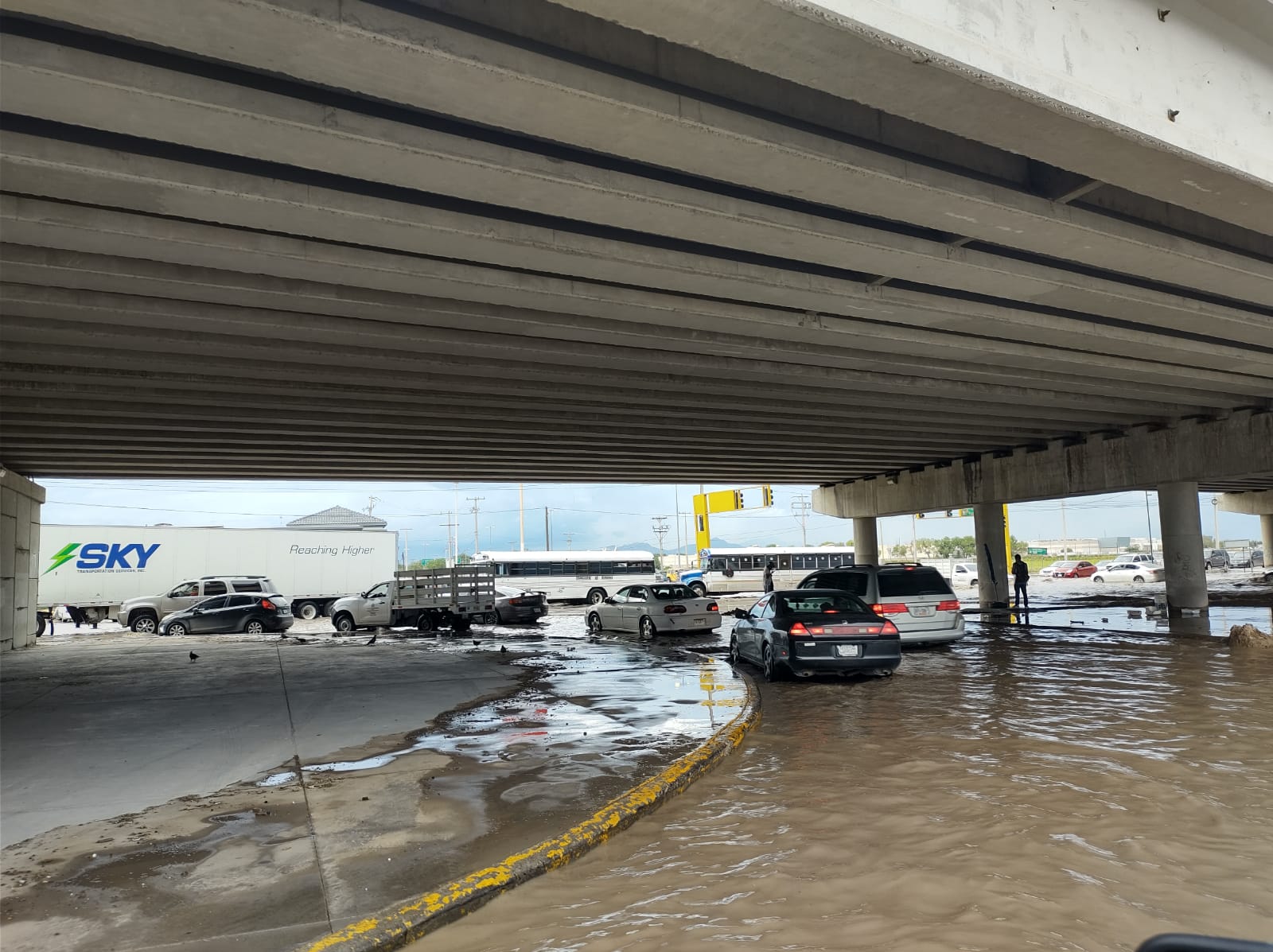 Vialidad cerró calles y cruceros por inundación