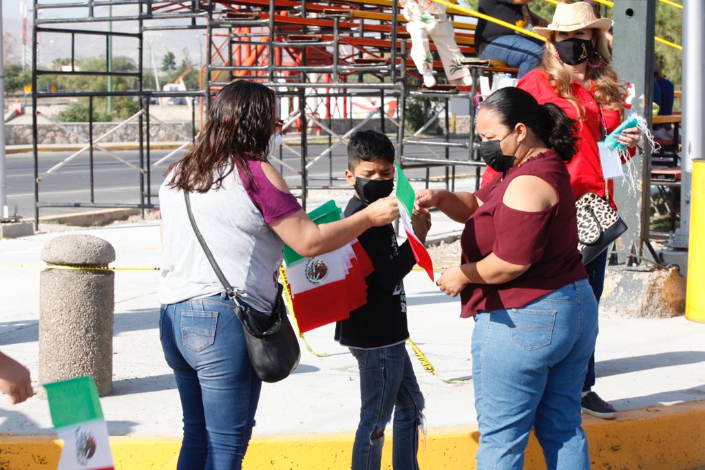 Familias juarenses se congregan para apreciar el desfile