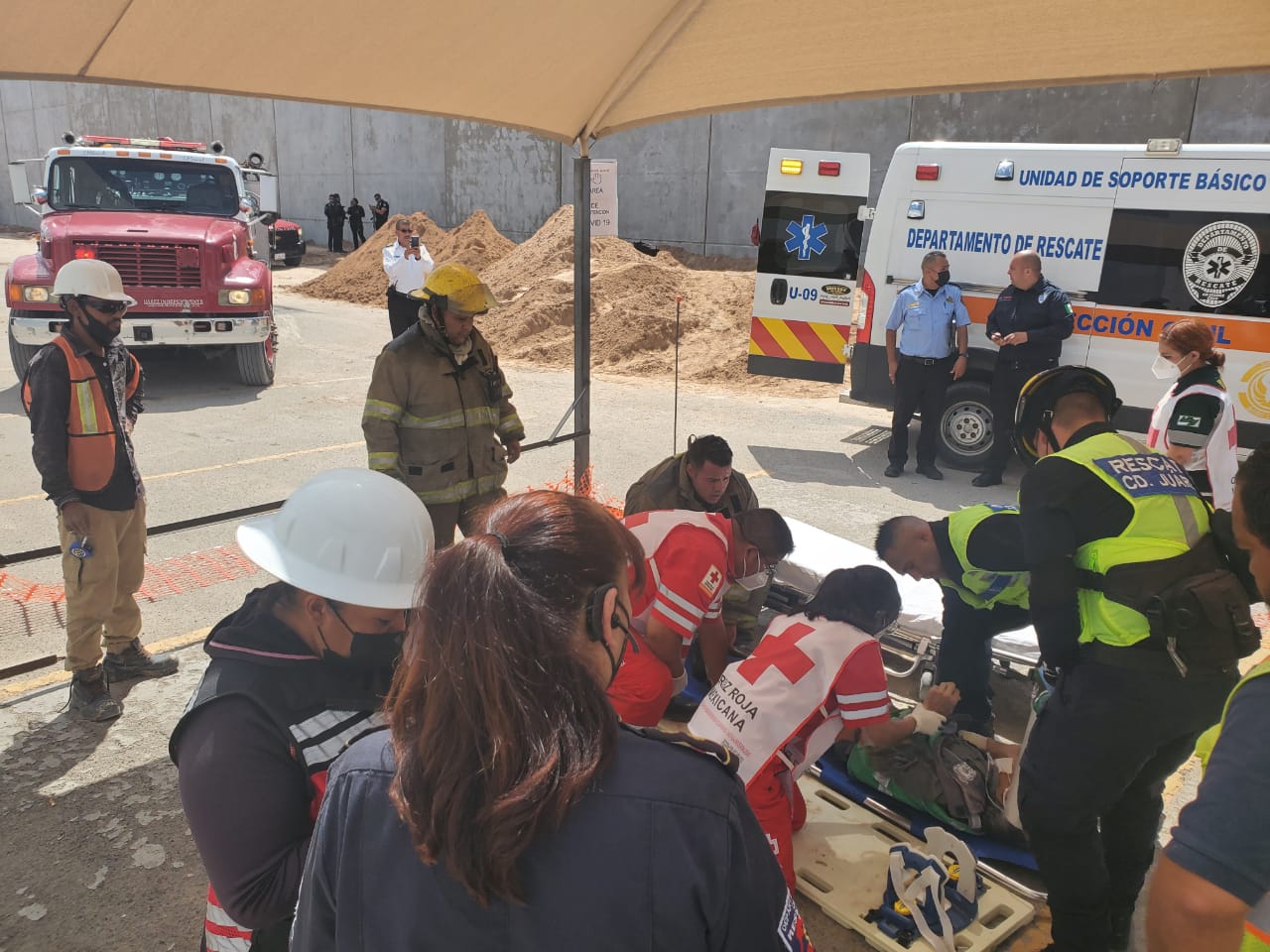Rescata Protección Civil a dos personas atrapadas en derrumbe de zanja