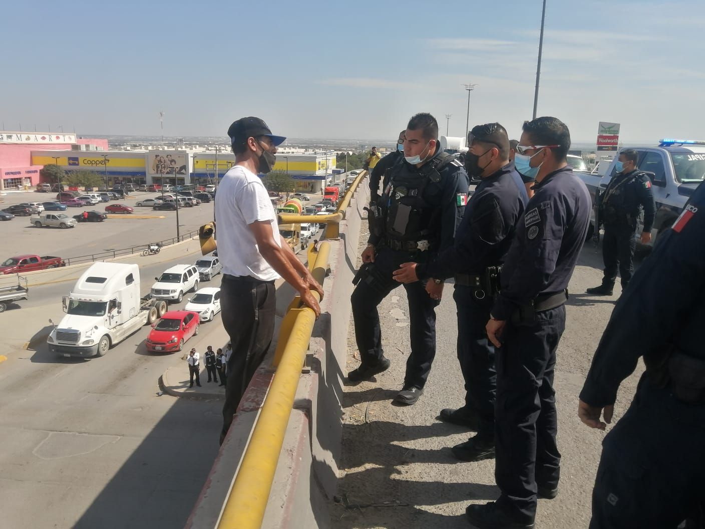 Hombre desesperado pretendió suicidarse en puente del libramiento independencia