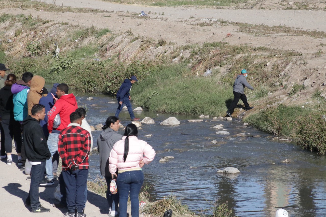 Texas desplegará tanques en su frontera con México ante "invasión" de migrantes
