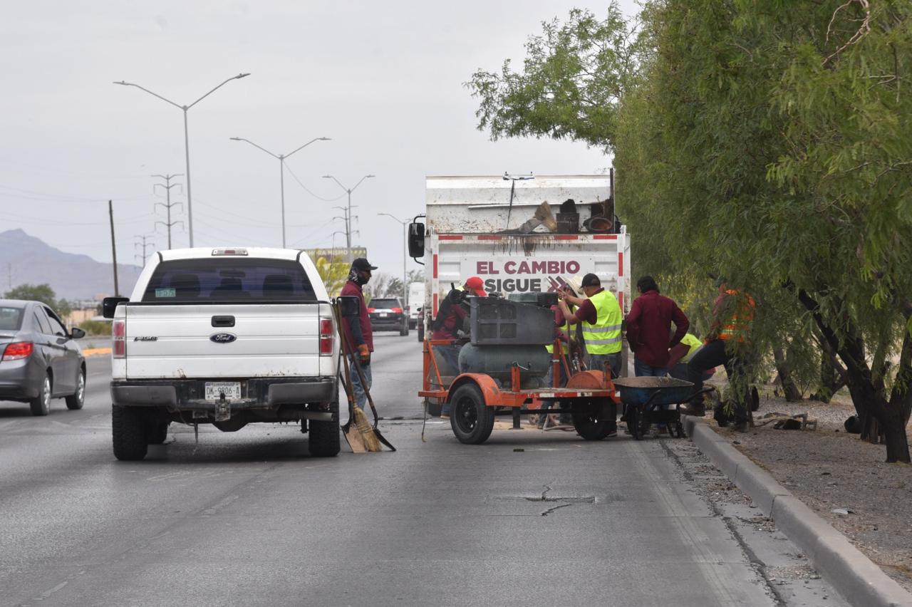 Realizan labores de bacheo en Boulevard Juan Pablo Segundo.