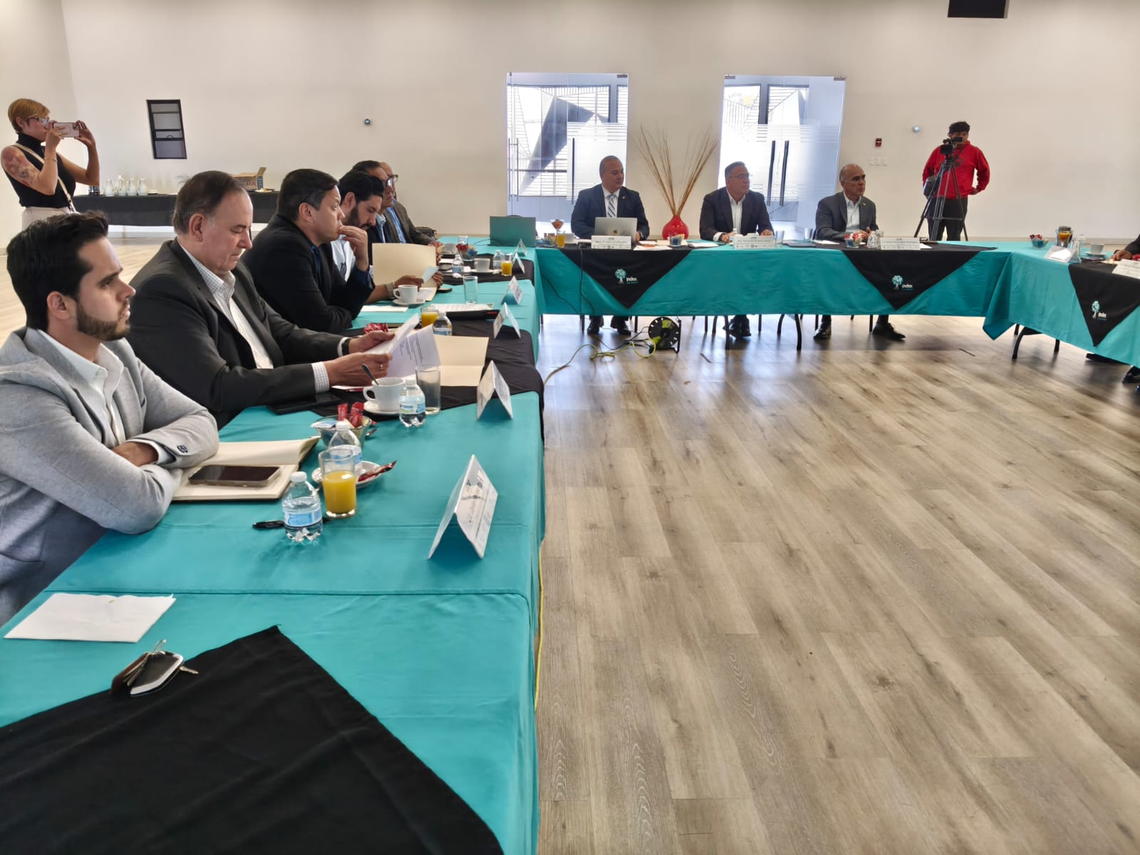 Listos empresarios para análisis técnico de obras.