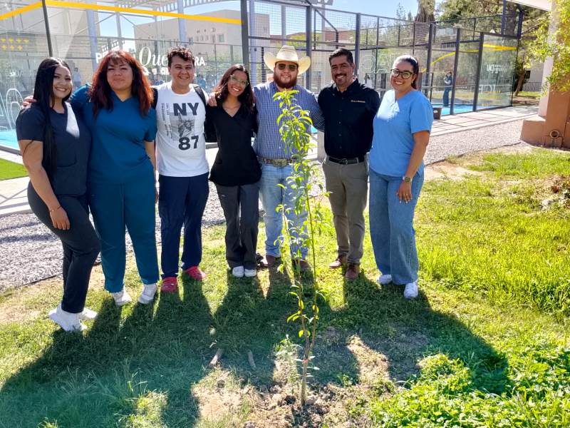 Realizaron jornada de reforestación en el ICB por el Día de la Madre Tierra