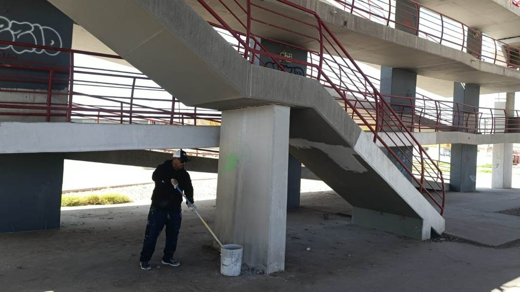 Realizan limpieza y pintura en puente peatonal de avenida Sanders