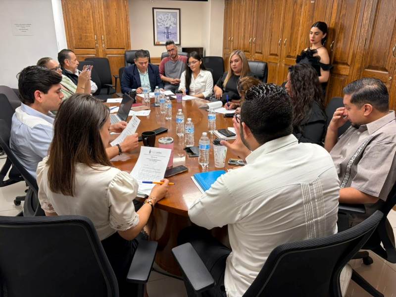 Vecinos de Praderas del Sol revisan obra de gimnasio con autoridades