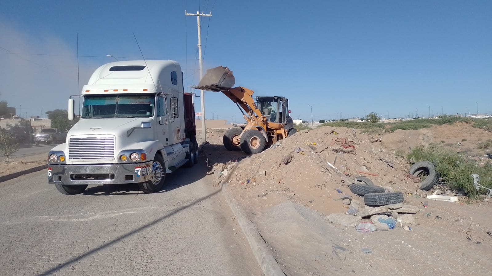 Empresas constructoras se suman a labores de limpieza en la ciudad
