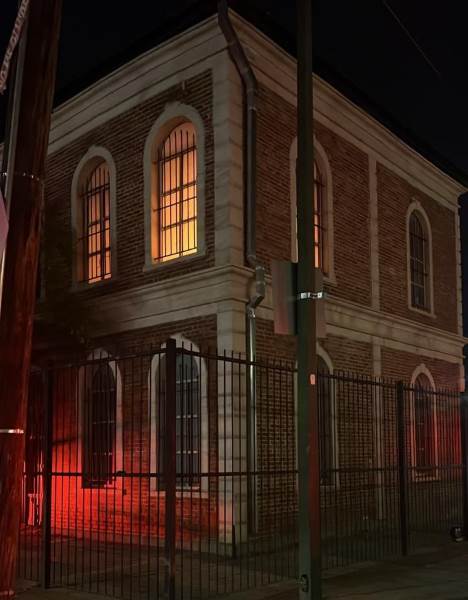 Detienen a hombre por daños tras incendio en edificio histórico