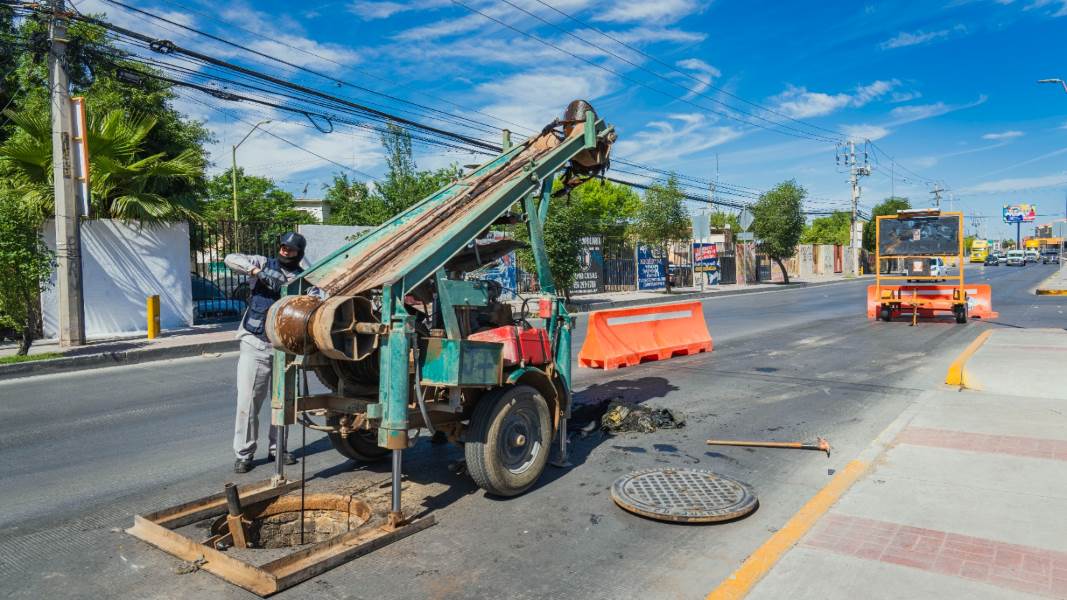 JMAS realiza limpieza de colector en avenida Teófilo Borunda