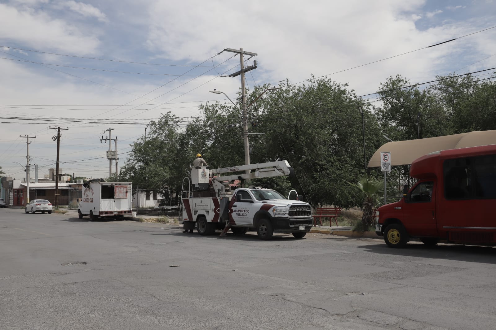 Rehabilitan alumbrado en Parque Oasis Santa Teresa.
