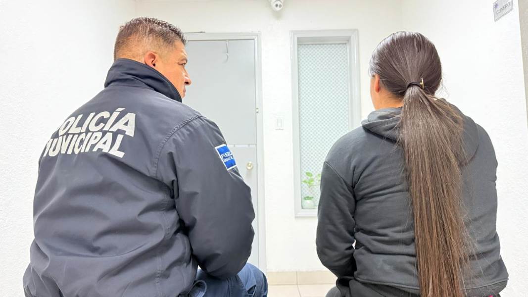 Resguardan a mujer extranjera tras pedir ayuda en plaza comercial