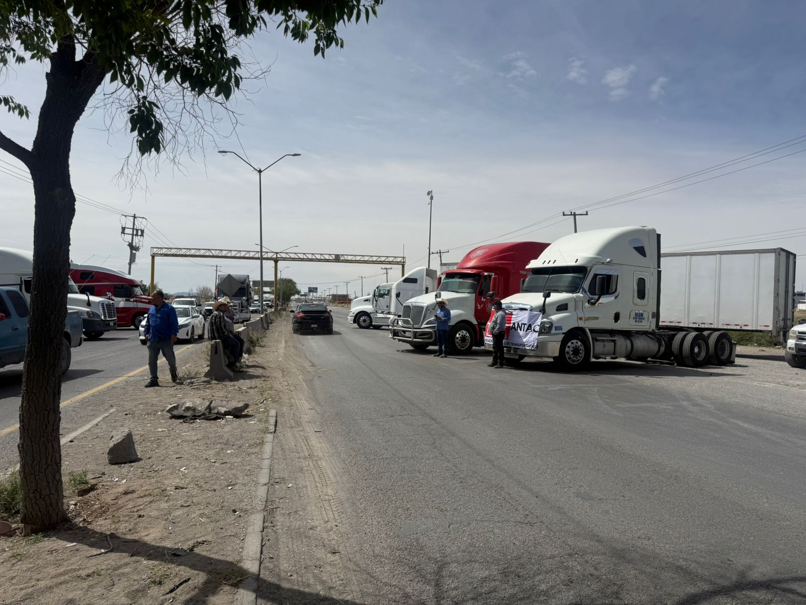 Señalan transportistas represión en Chihuahua durante manifestación.