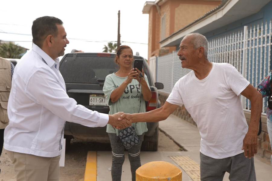 Entregan pavimentación de calles en colonia de Valle Diamante