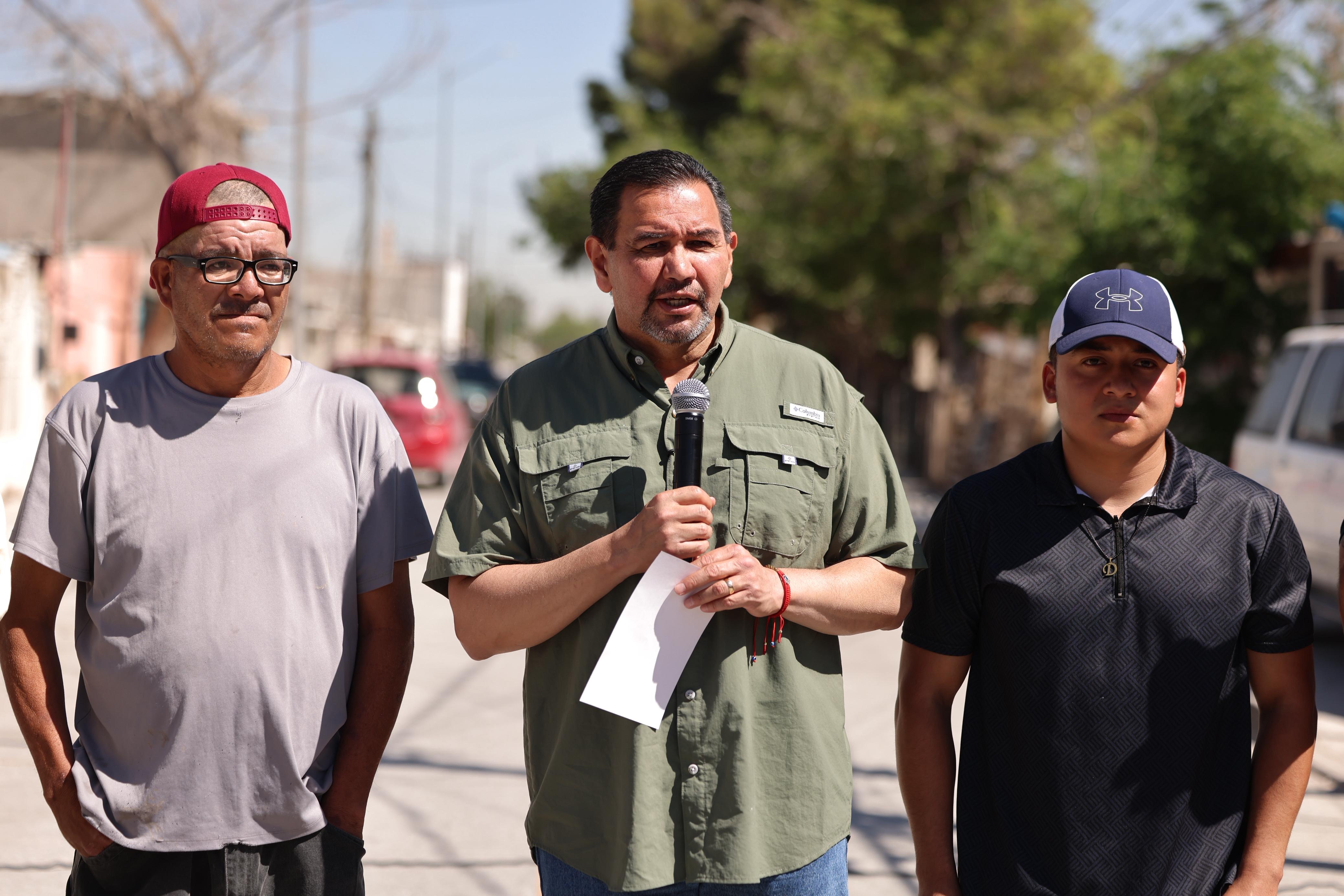 Entrega alcalde obras de pavimentación de la calle Irving Flores.