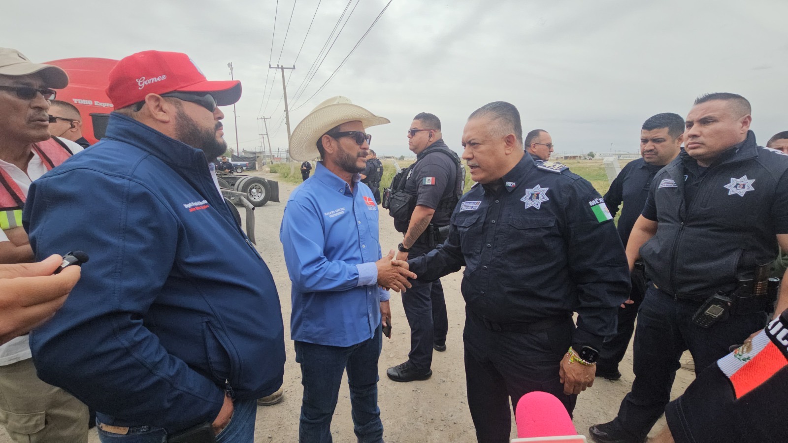 Liberan transportistas circulación en la entrada de Juárez.