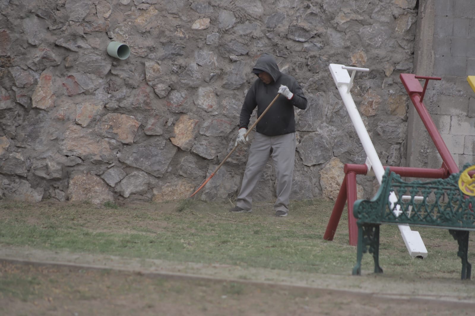 Reparan cuadrillas parque Romántico.