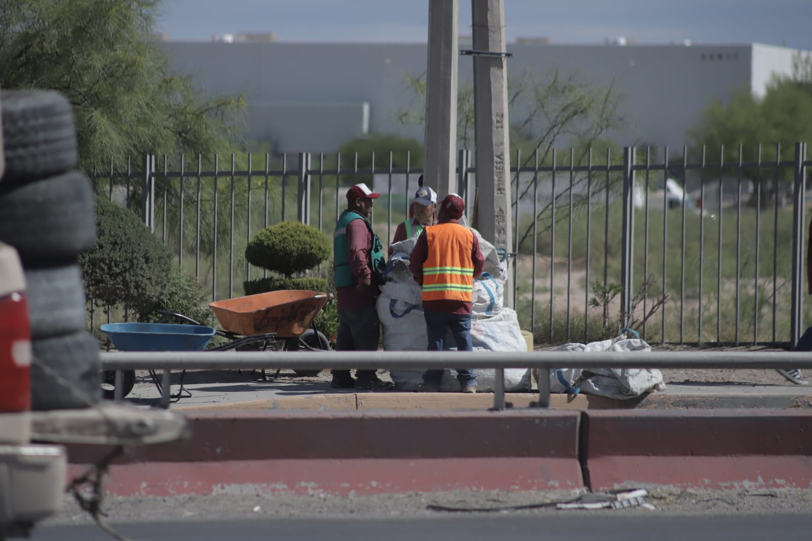 Llevan acciones de limpieza a Distribuidor Vial de avenida Talamás.