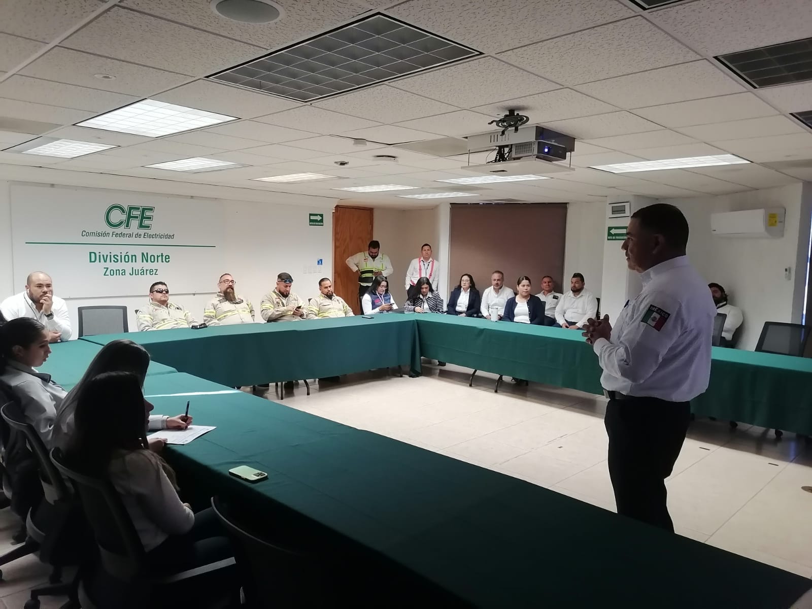 Llevan curso de manejo defensivo a empleados de CFE.