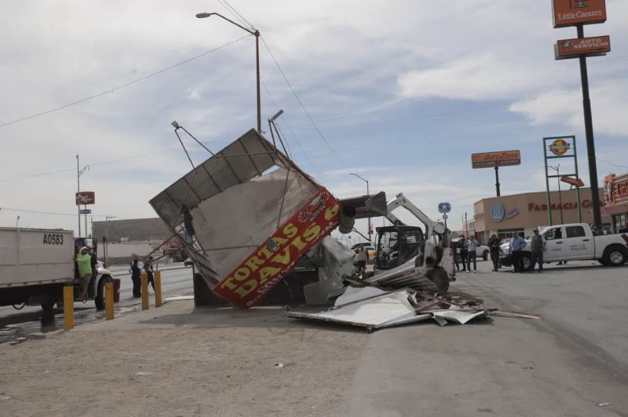 Por falta de permisos retiran puesto de comida en bulevar Talamás Camandari