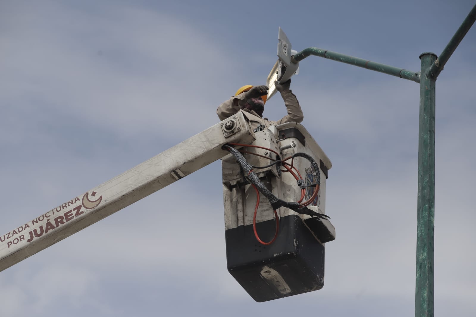 Refuerzan alumbrado público en Quintas del Solar.