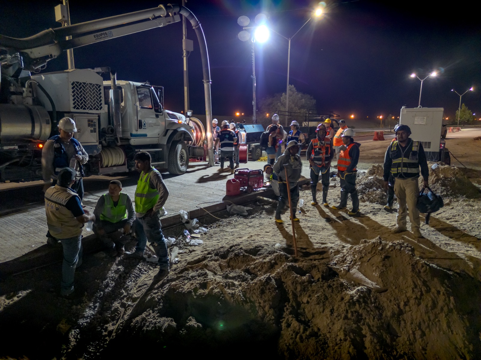 Con Mega Operativo conecta JMAS el colector Cuatro Siglos a la red de drenaje.