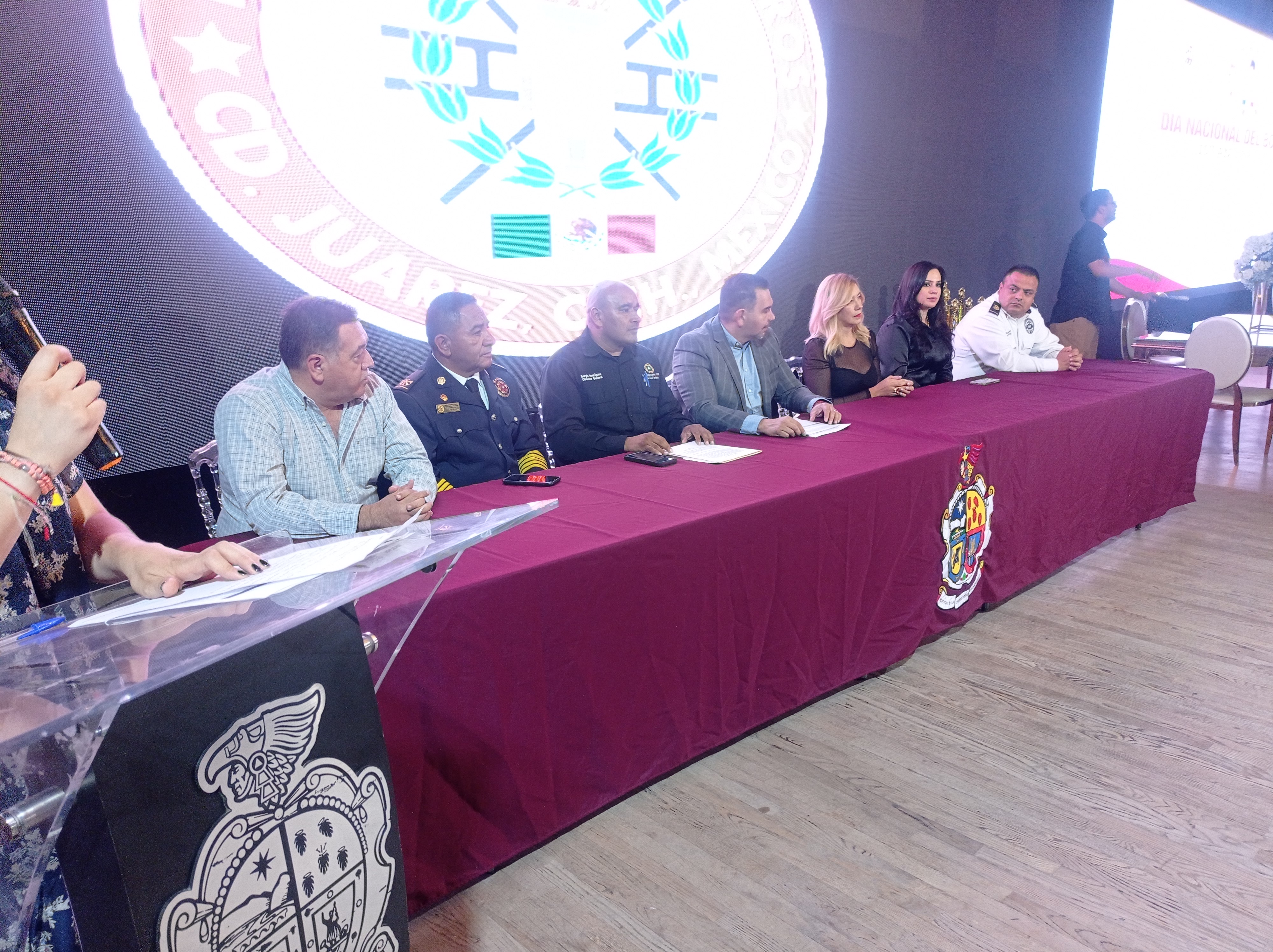 Reconocen labor de bomberos con bono económico.