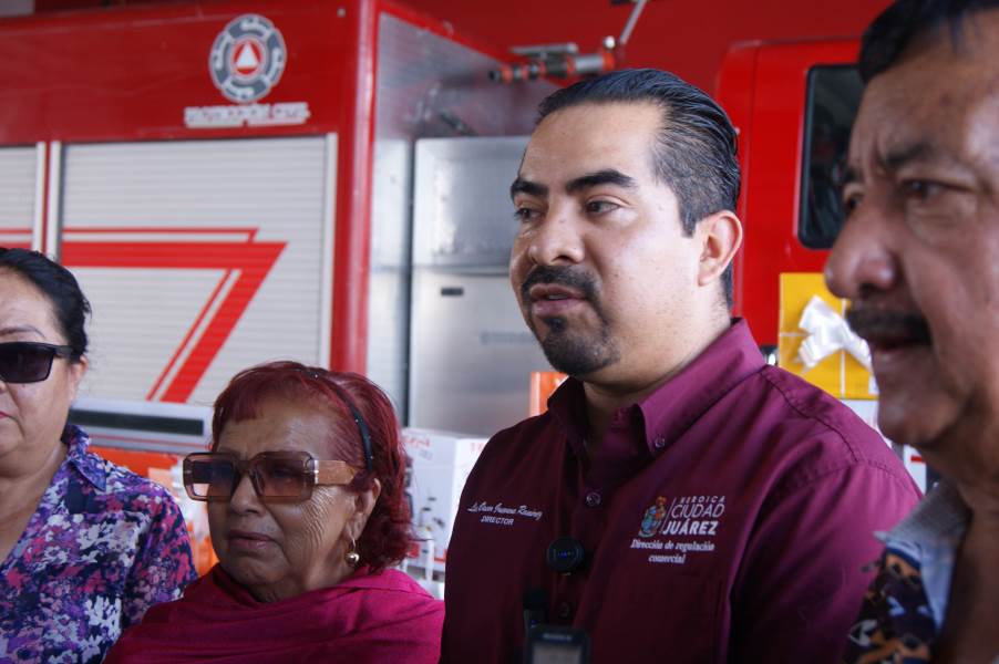 Donan comerciantes varios obsequios a Bomberos.