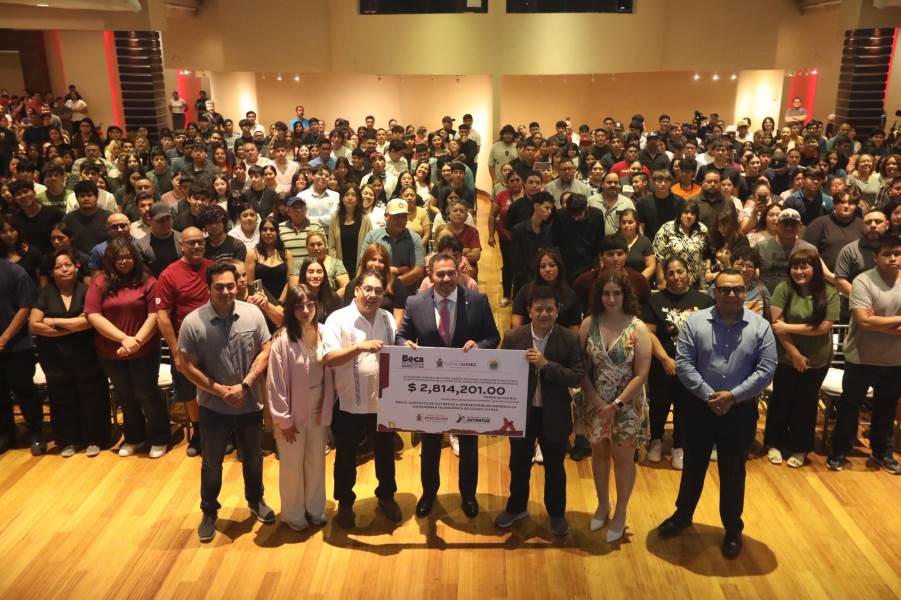 Municipio entrega más de 2.8 millones en becas a estudiantes de la UTCJ