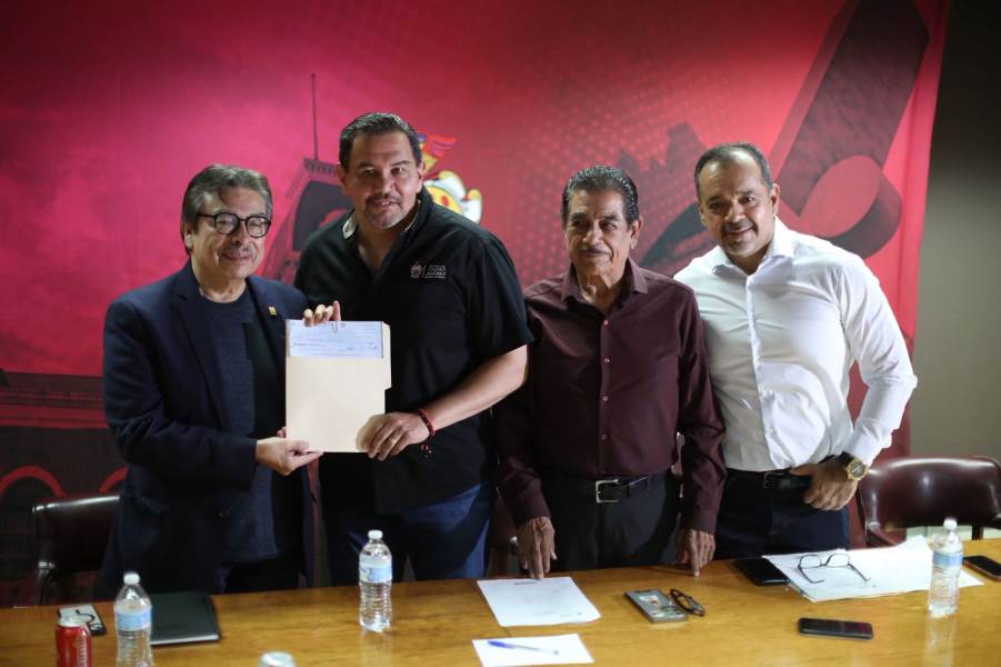Presidente municipal entrega recursos a la UACJ para proyecto de promoción histórica