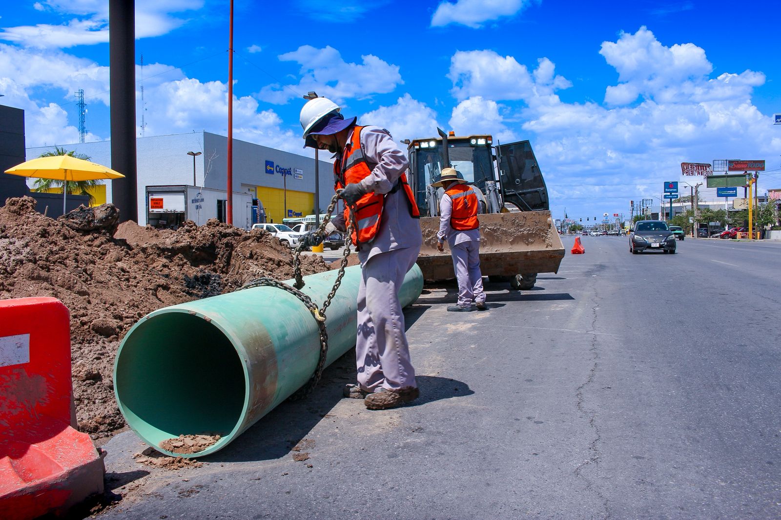 Trabaja JMAS en reparación de hundimiento en Avenida López Mateos.