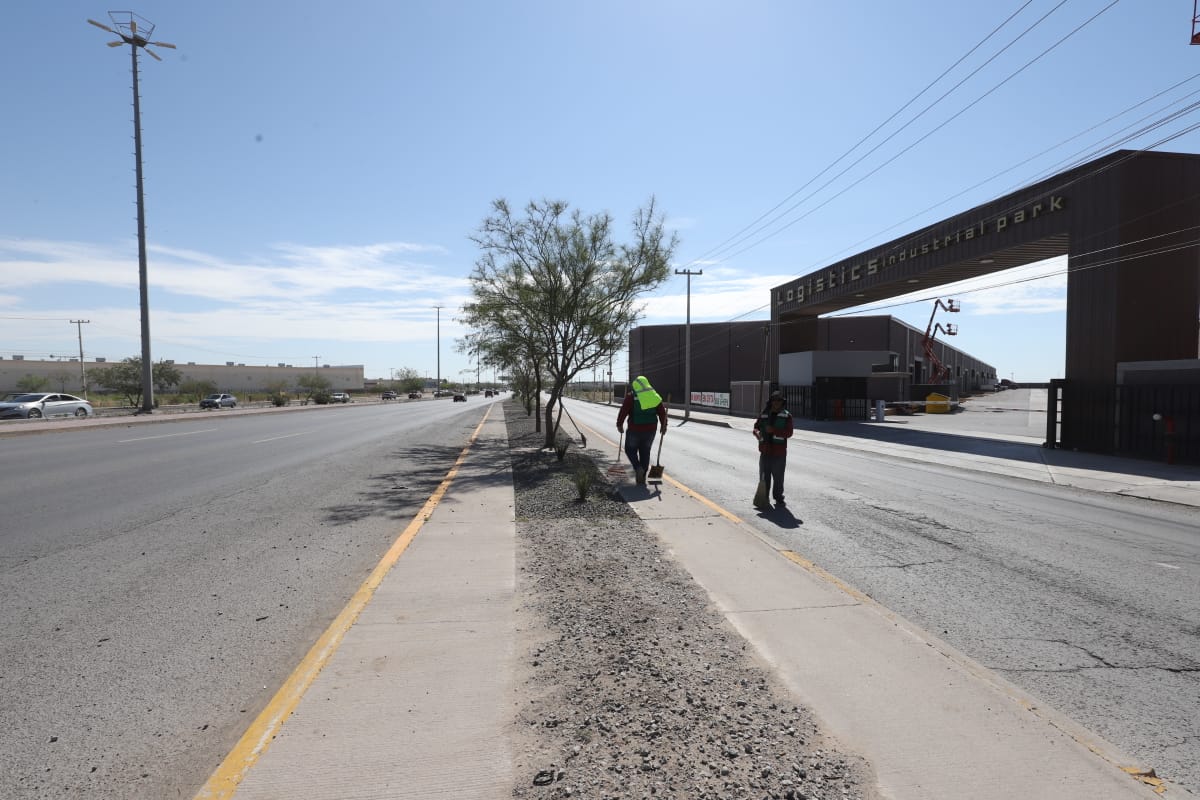 Realizan labores de limpieza en el Boulevard Independencia.