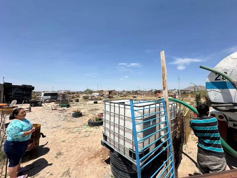 Continúa Cruzada por el agua abasteciendo a familias de los kilómetros