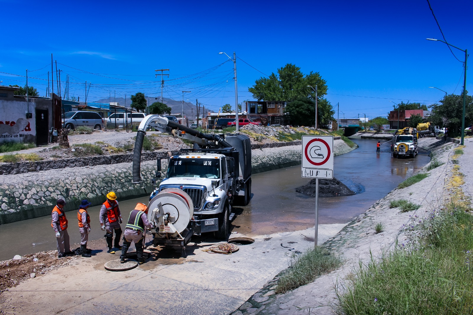 Interviene JMAS con operativo de limpieza en el Viaducto Díaz Ordaz.