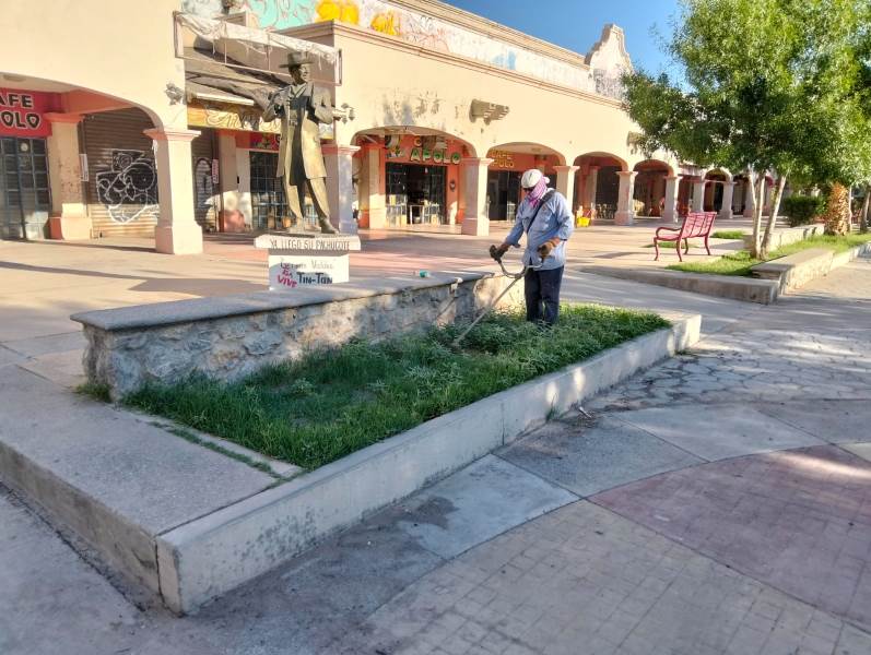 Realizan labores de limpieza y mantenimiento en la Plaza Tin Tan
