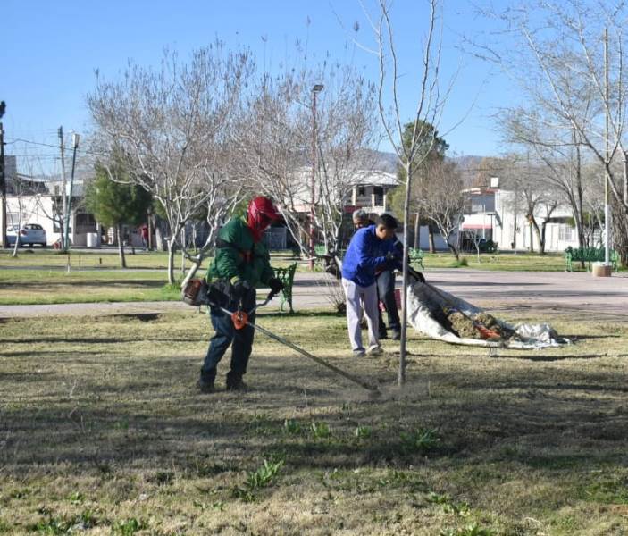 Realizan mantenimiento en parques Hidalgo y Sicomoro en Ciudad Juárez