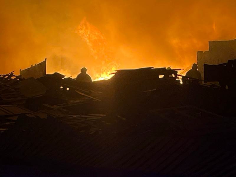 Policías municipales participan en la extinción de un incendio en Granjas Polo Gamboa