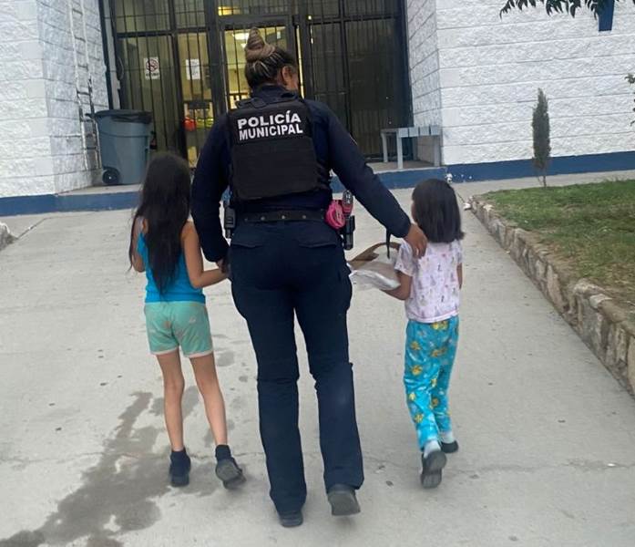Policías resguardan a dos niñas que deambulaban solas en colonia Parajes de Sol
