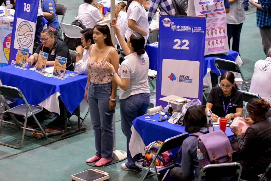 Aplican vacunas contra el sarampión en feria de empleo