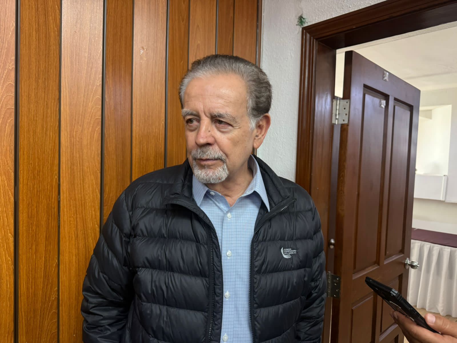 Confían transportistas en concluir rezago en el cruce de cargas.