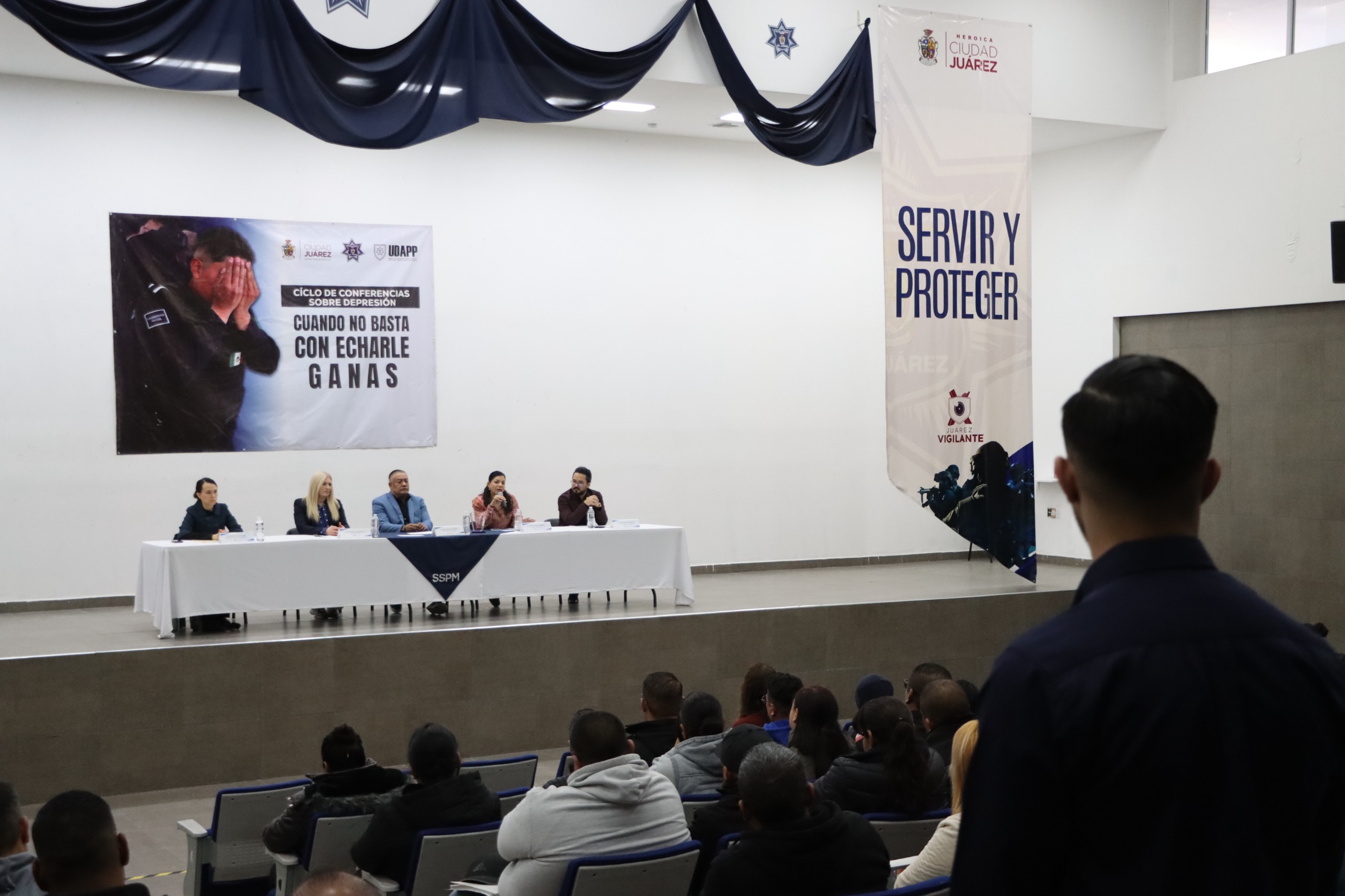 Participan policías en conferencia sobre salud mental.