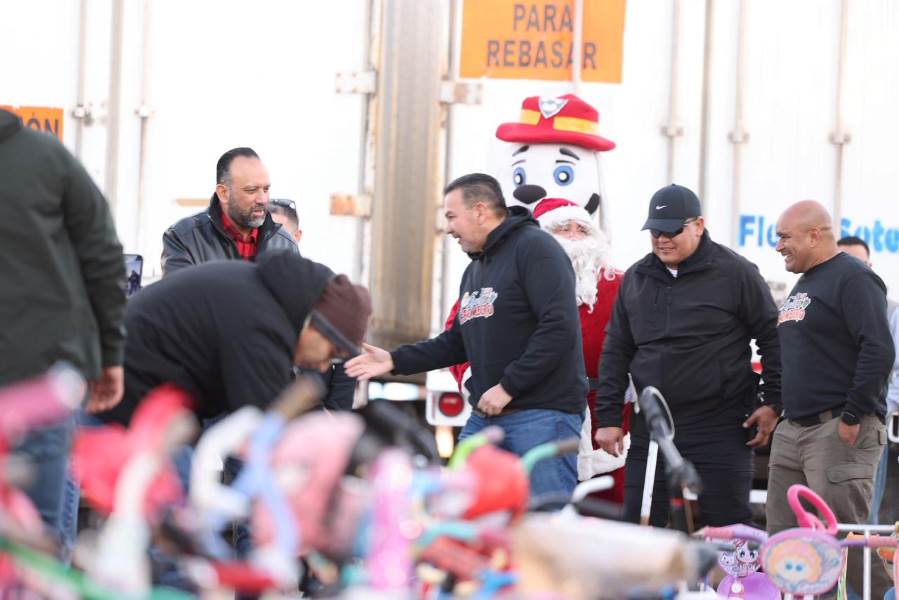 Preparan Bomberos operativo para llevar regalos a Samalayuca y el Valle de Juárez.