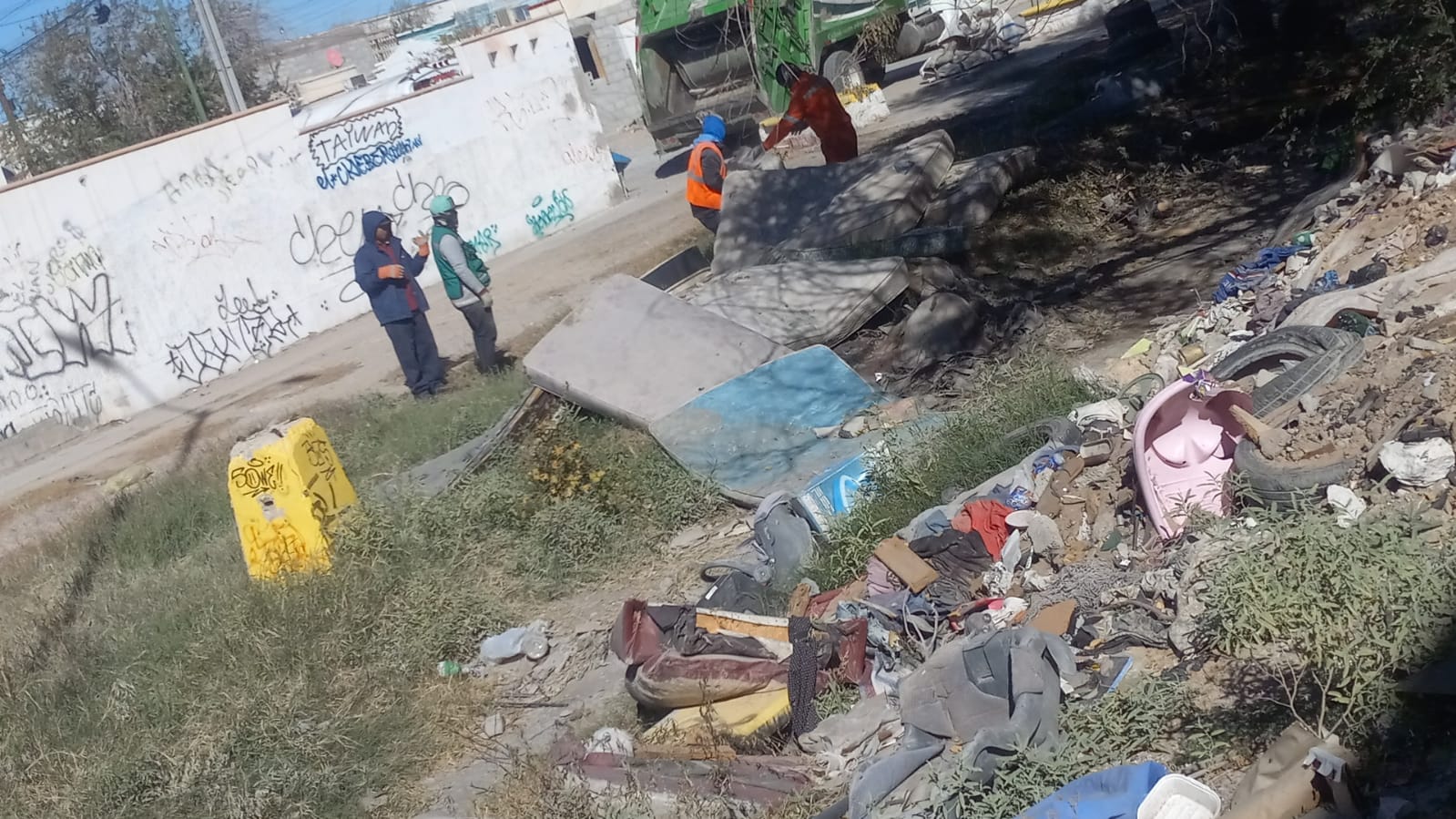 Persisten ciudadanos en tirar basura y escombro en la vía pública.