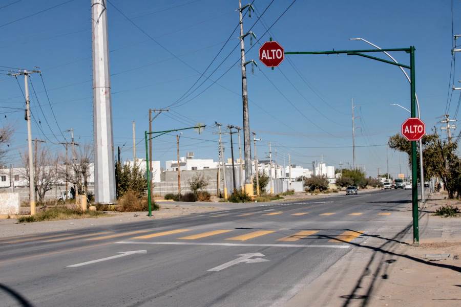 Seguridad Vial instala señalamientos y reductores en la avenida Ramón Rayón