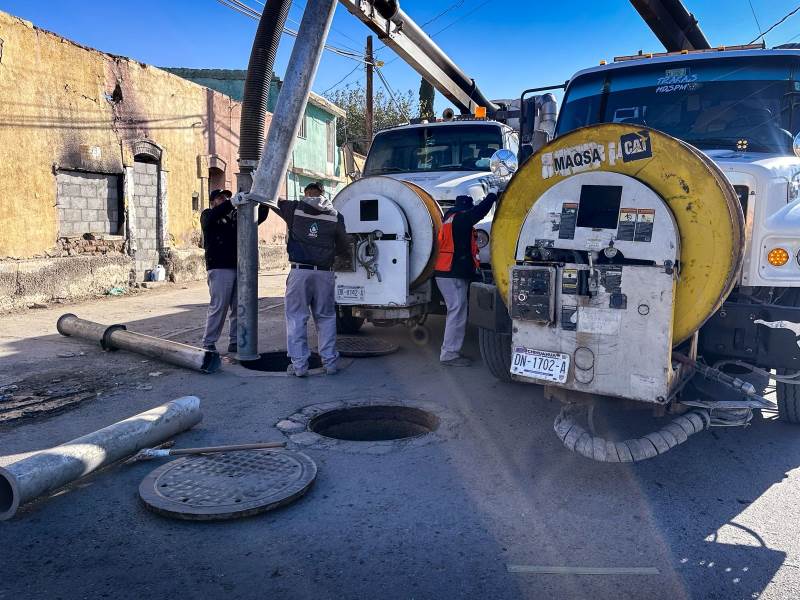 Realiza J+ mantenimiento en drenaje de la Zona Centro tras reportes de brotes de aguas negras