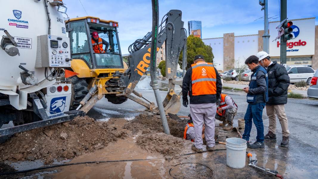 Atiende J+ fuga de agua potable en la zona centro de la ciudad