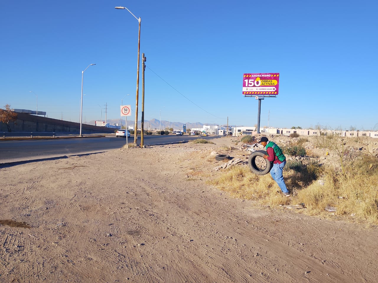 Limpian y retiran llantas en avenidas De las Torres y Universidad