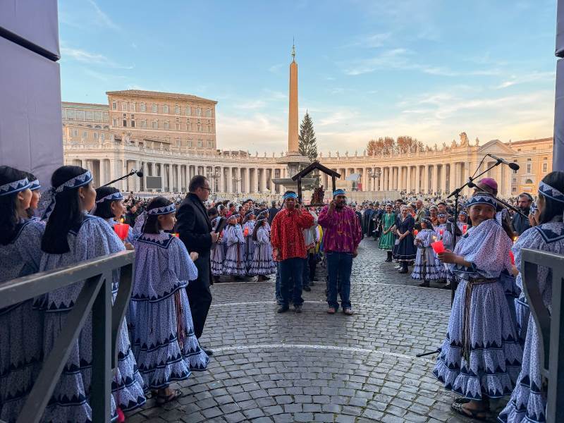 Maru Campos inaugura nacimiento rarámuri en exposición de 100 pesebres en el Vaticano