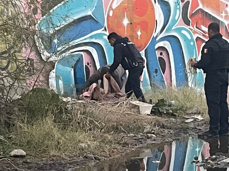 Policías municipales rescatan a perro atrapado en canal de irrigación
