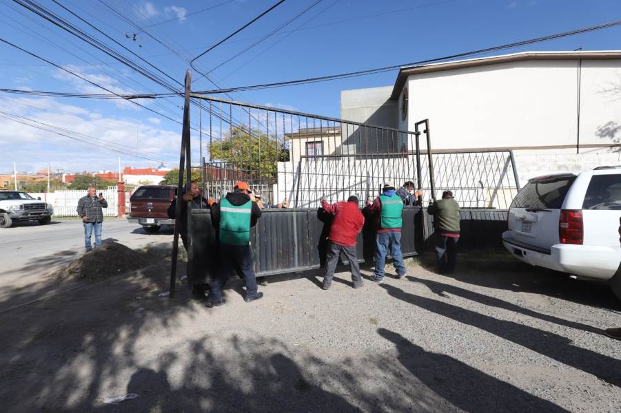 Retiran rejas y autos abandonados en Fuentes del Valle durante Operativo de Reordenamiento Urbano